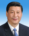 　習近平氏、1953年6月生まれ、陜西省富平県出身。現在中国共産党中央委員会総書記、中国共産党中央軍事委員会主席、中華人民共和国主席、中華人民共和国中央軍事委員会主席。