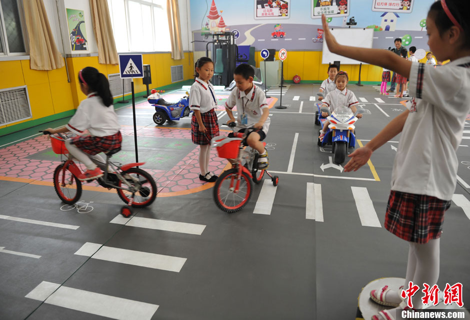 児童がミニチュアの都市で交通ルール体験