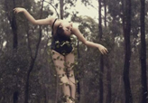 女性カメラマン　森林の中のセルフポートレート