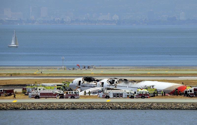 着陸時に墜落した韓国アシアナ航空のボーイング777型機。