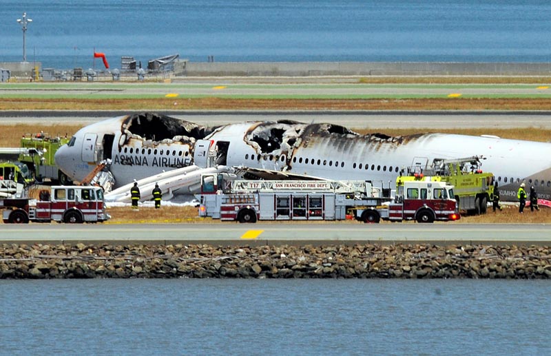 着陸時に墜落した韓国アシアナ航空のボーイング777型機。