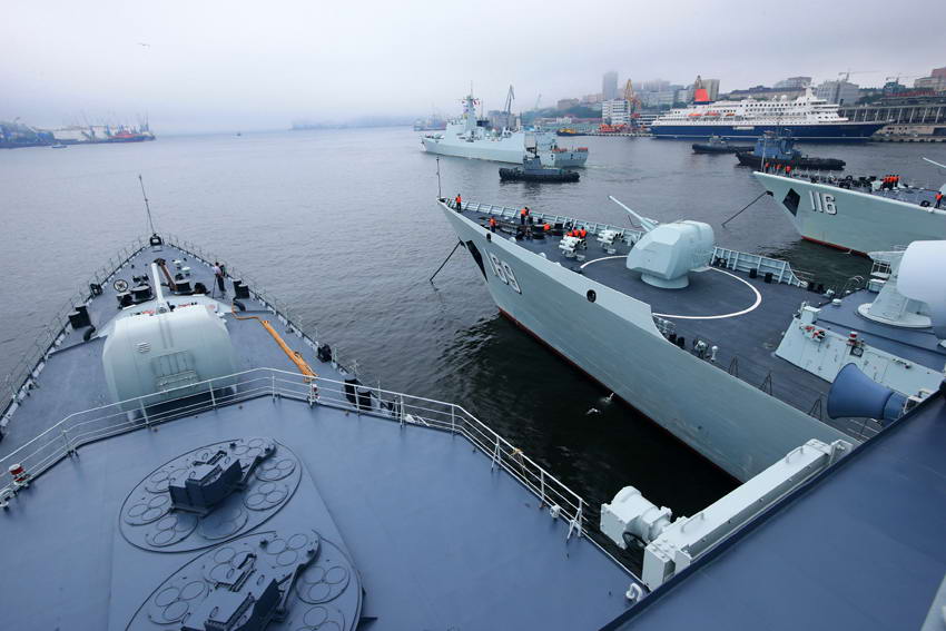 8日、ロシア・ピョートル大帝湾の演習海域へと順次出港する中国海軍の軍艦7隻。