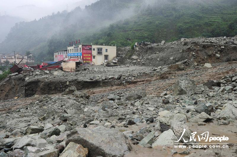 ブン川県映秀鎮で土石流　被災者をブルドーザーなどで救助