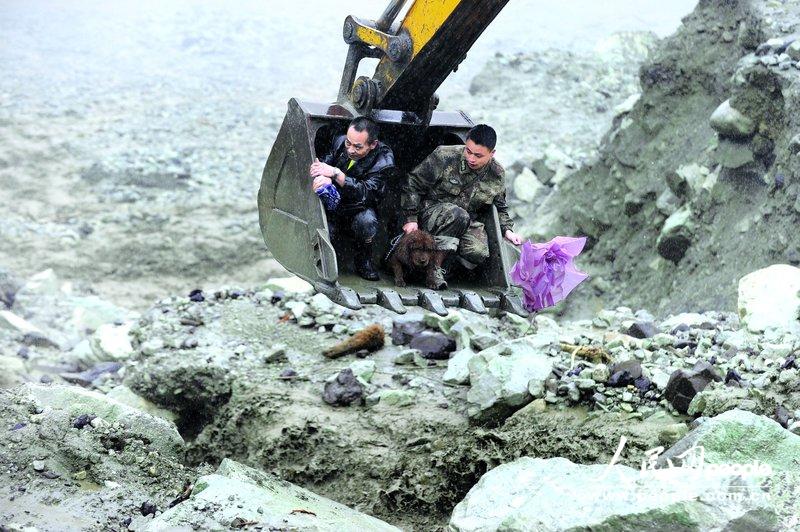 ブン川県映秀鎮で土石流　被災者をブルドーザーなどで救助