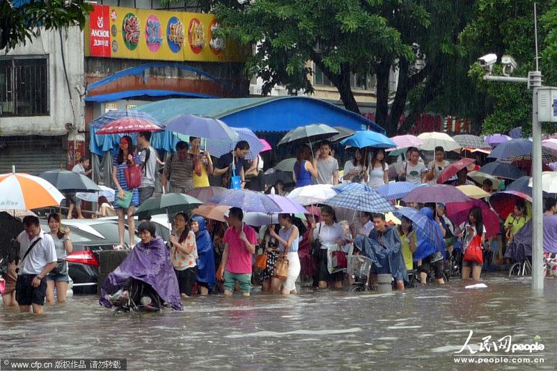 暴雨で水郷に　交通マヒで市民は外出難＝広州
