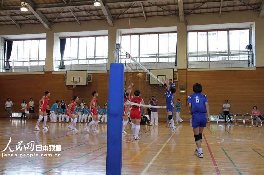 訪日団と西台中学校のバレーボールの試合（赤いユニフォームが訪日団、青いユニフォームが西台中学校の生徒たち）