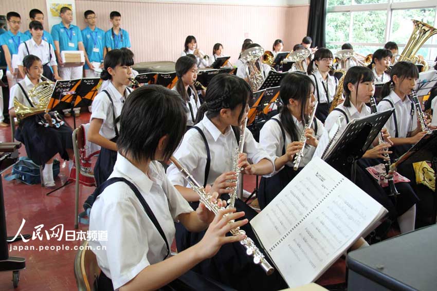 訪日団のために演奏を披露する西台中学校の吹奏楽部の生徒たち