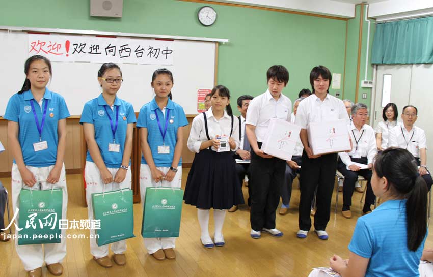 西台中学校の生徒たちとプレゼントを交換する訪日団の生徒たち
