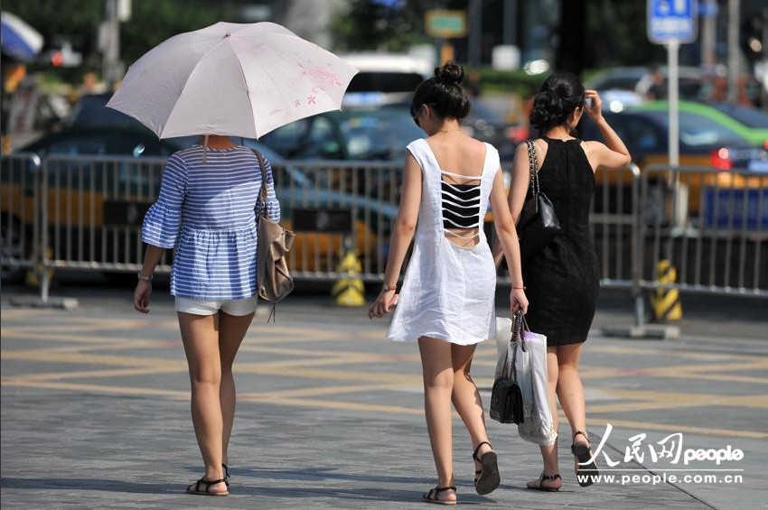 北京　街角の涼しげなファッションの女性たち