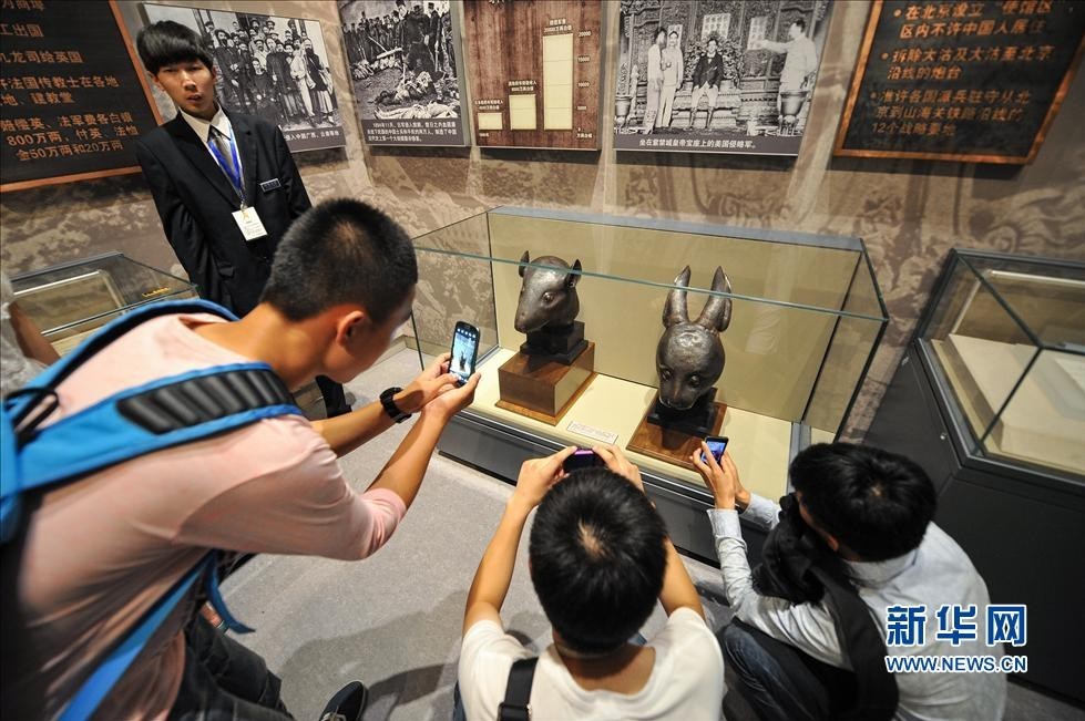 円明園の青銅のネズミとウサギの首の像が国家博物館に