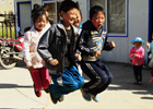 甘粛省定西の地震　幼稚園のプレハブ校舎で過ごす小学生