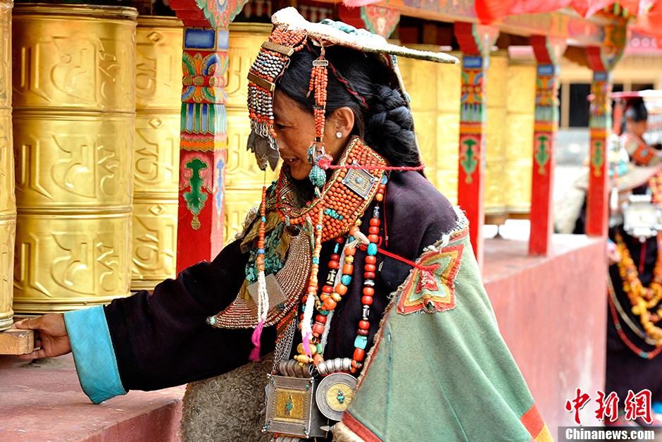 西蔵の美しい民族衣装