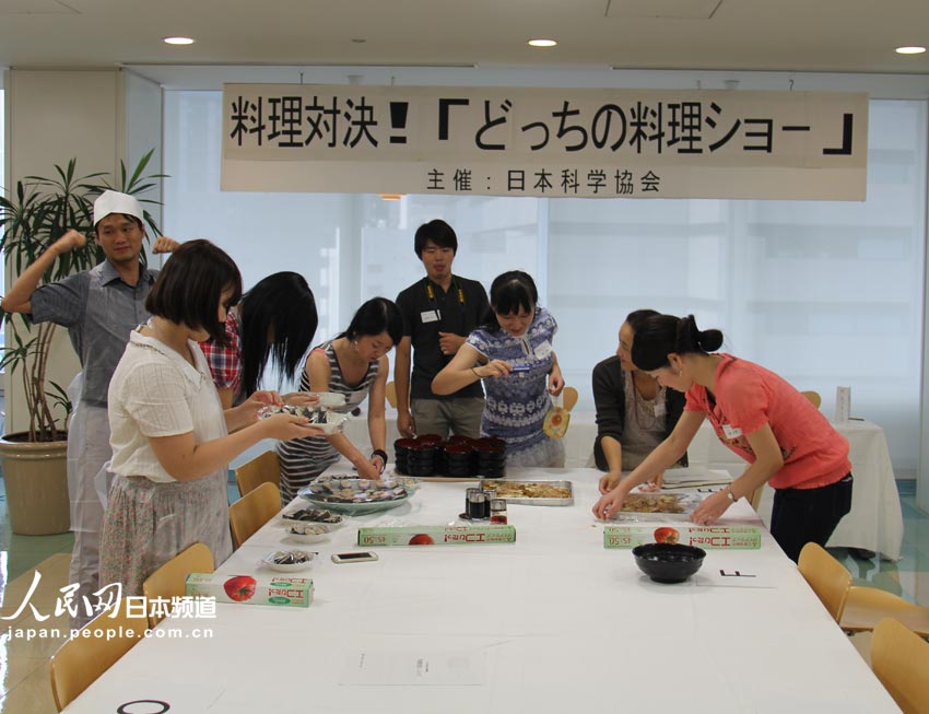 料理対決「どっちの料理ショー」。水餃子や開口笑、巻き寿司、大阪焼きなど中日の伝統的な食べ物を作る中日青少年たち