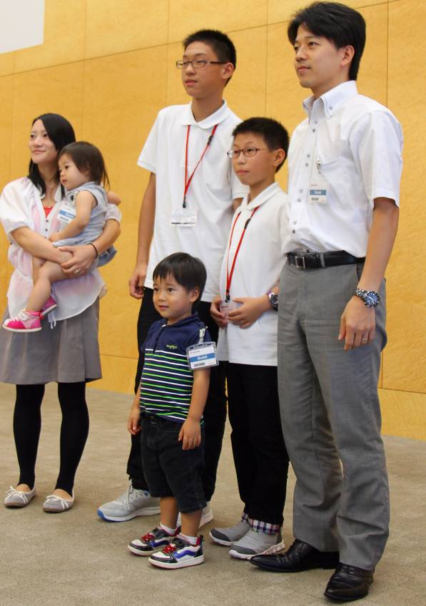 日本のホームステイ先の家族と記念撮影を行う中国の生徒たち