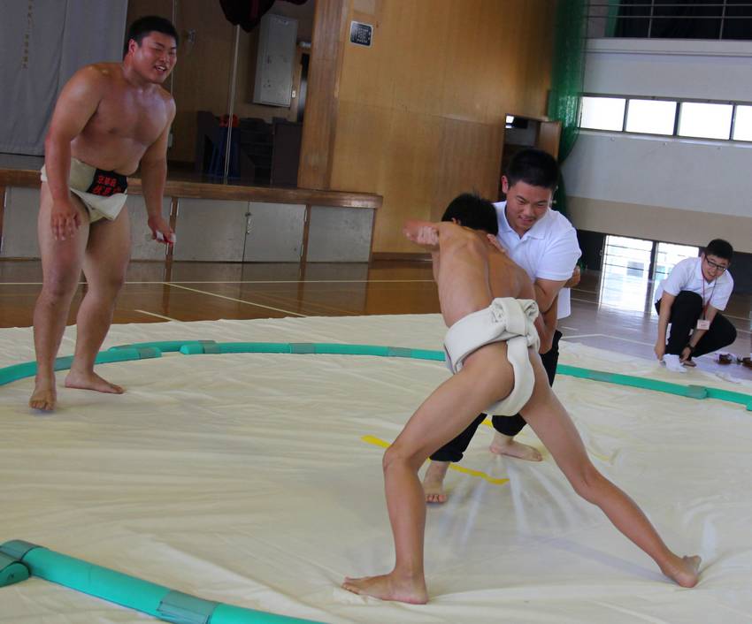 京都の伏見中学で相撲を体験する中国の生徒たち