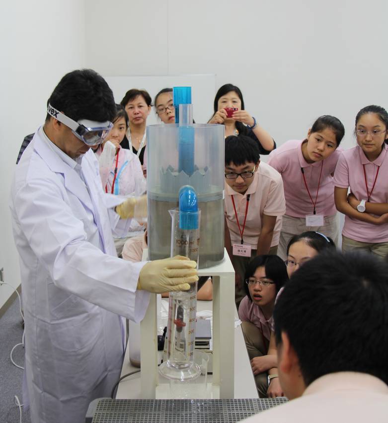 微生物による工場廃水処理の技術を実演する京セラの職員