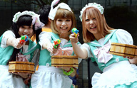 日本の打ち水イベント　メイド服姿の女性も参加