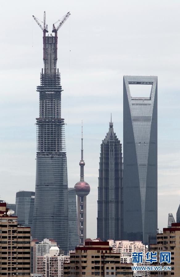 建設中の「上海センター」と東方明珠テレビタワー、金茂大厦と環球金融センタービル（8月3日撮影）。
