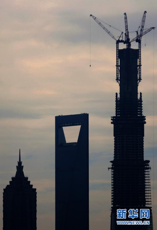 8月3日に撮影された建設中の「上海センター」。