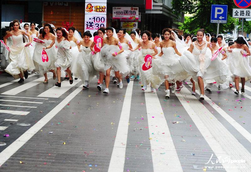 広州　新婦100人がドレス姿で徒競走