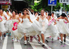 広州　新婦100人がドレス姿で徒競走