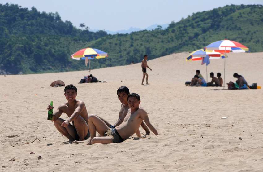 14日、朝鮮東部海域の海水浴場で、ビーチの朝鮮の青年数人。