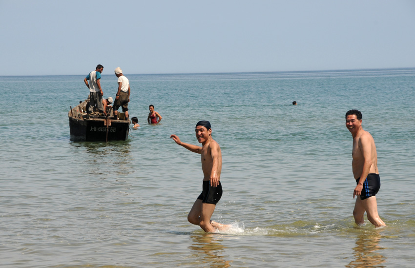 14日に撮影された朝鮮東部海域の海水浴場で水遊びする朝鮮の青年。