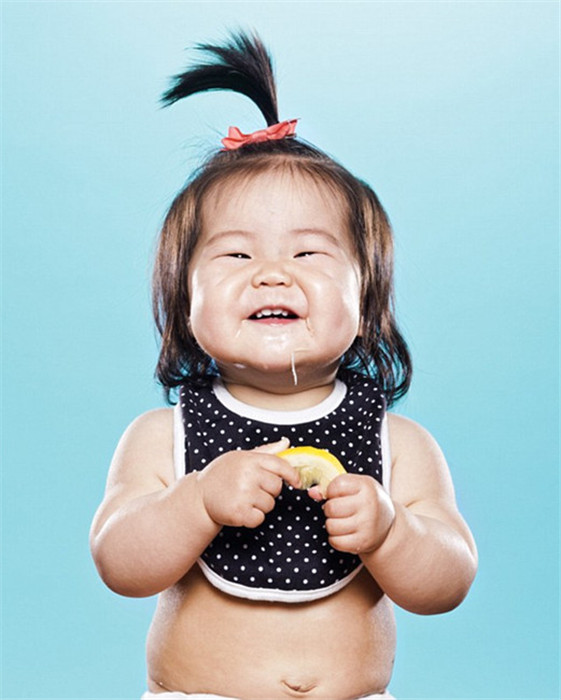 レモンを食べた赤ちゃんの可愛い表情 4 人民網日本語版 人民日報