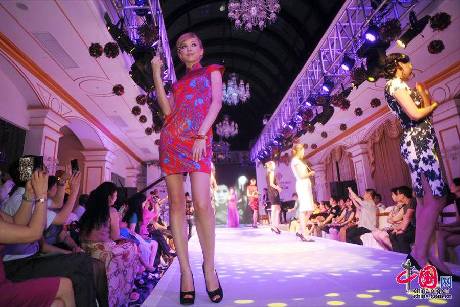 旗袍ファッションショーで西洋と中国の融合