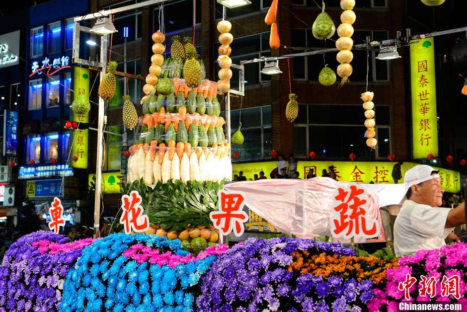 台湾基隆の華やかな中元祭