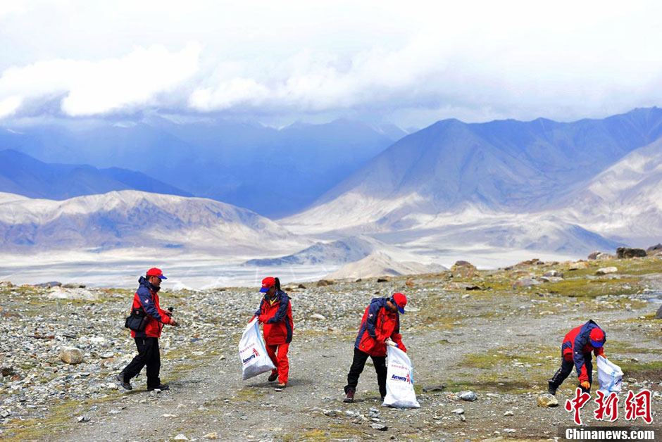 新疆のボランティア40人が慕士塔格峰のキャンプでゴミ700キロを回収