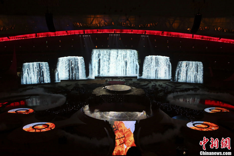 北京の「鳥巣」に裸眼で3D効果が体験可能な滝