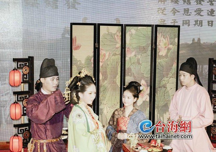 唐風の結婚式を挙げる新婚カップル (9)