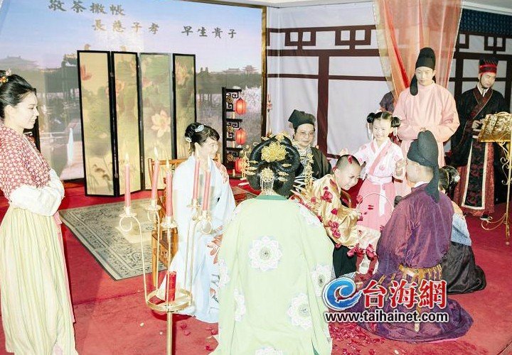 唐風の結婚式を挙げる新婚カップル (8)