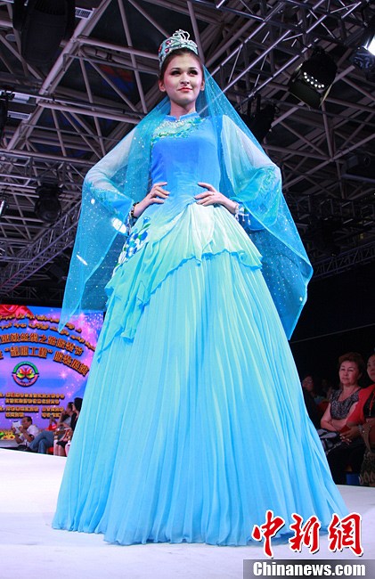 新疆　女性の伝統と現代の美をアピール (2)