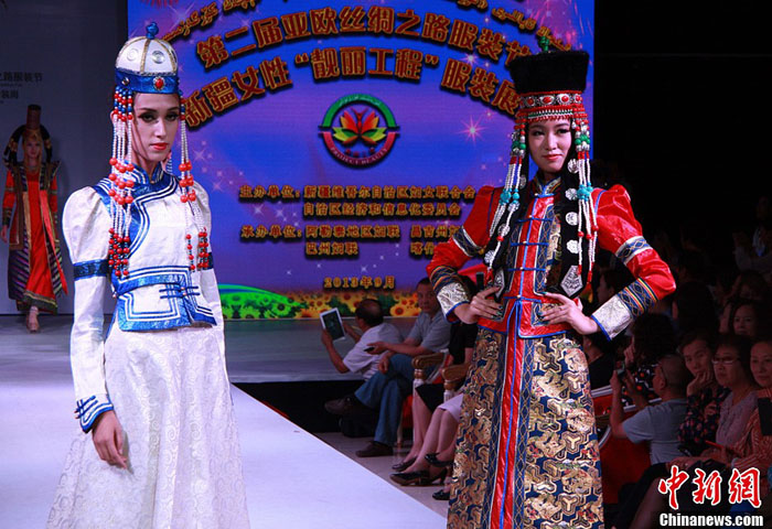 新疆　女性の伝統と現代の美をアピール (9)