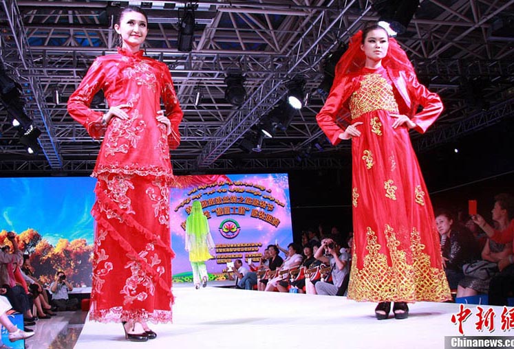 新疆　女性の伝統と現代の美をアピール
