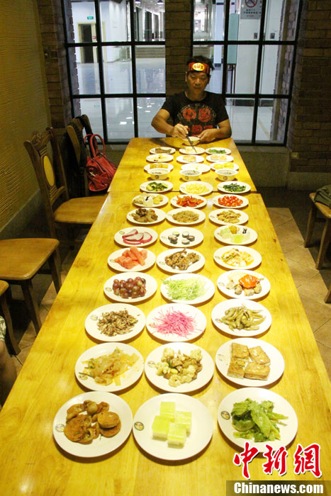 「湖南の大食い王」が1時間で40皿の料理を完食