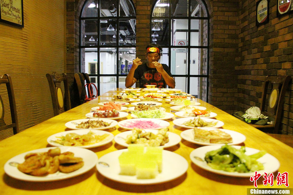 「湖南の大食い王」が1時間で40皿の料理を完食 (5)