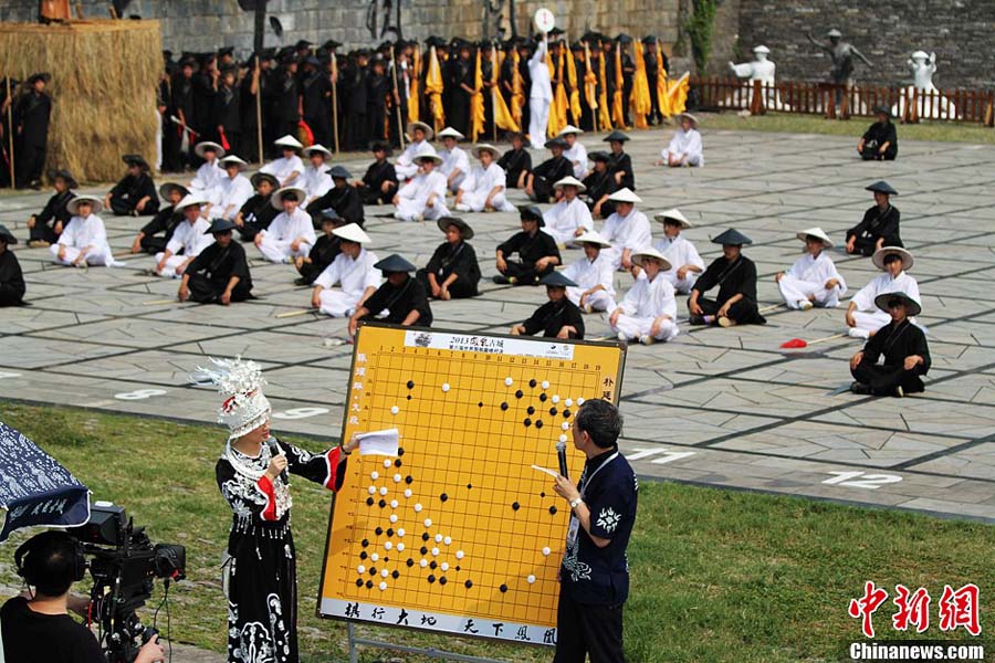 鳳凰古城で人間が碁石・大地が舞台の囲碁対決