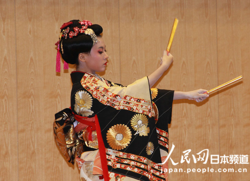 日本舞踊を披露する藤間万恵氏の中国人弟子。