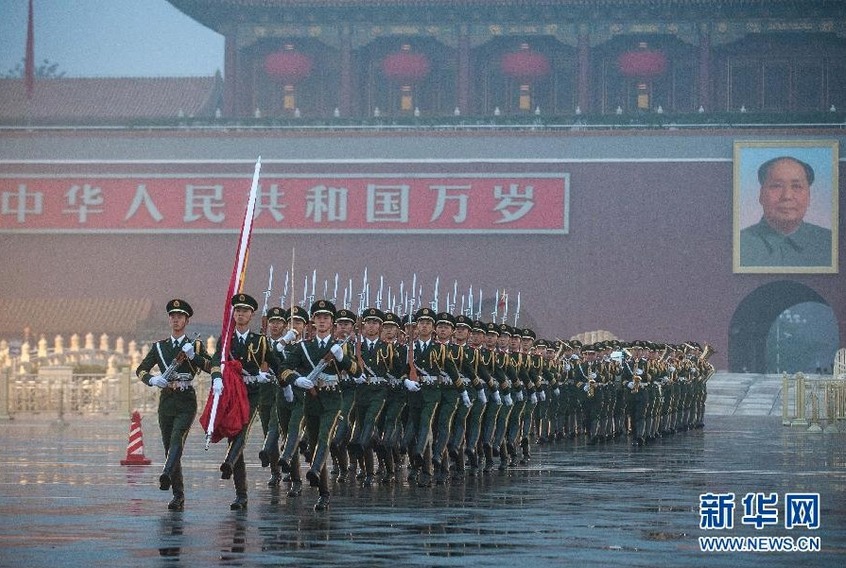 国慶節の国旗掲揚見るため雨の中11万人