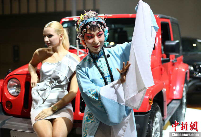 南京国際モーターショーで崑劇役者と外国人モデルが競演 (3)