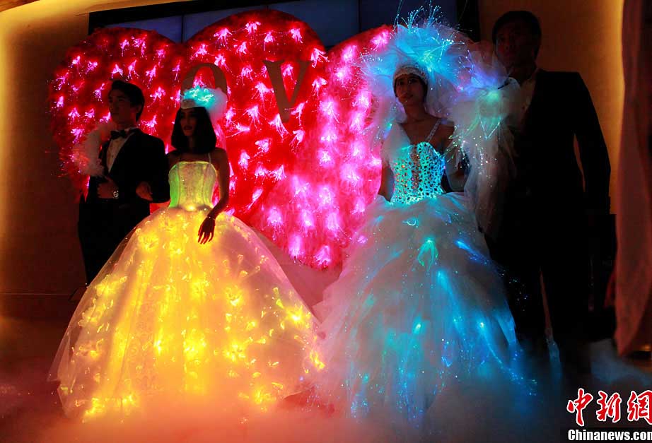 蘇州で「発光ウェディングドレス」のショー