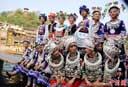 湖南省鳳凰で「古城ファッションショー」 注目を集める苗族女性