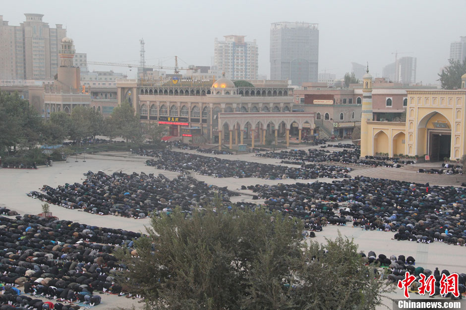 新疆　クルバン祭に3万人が礼拝