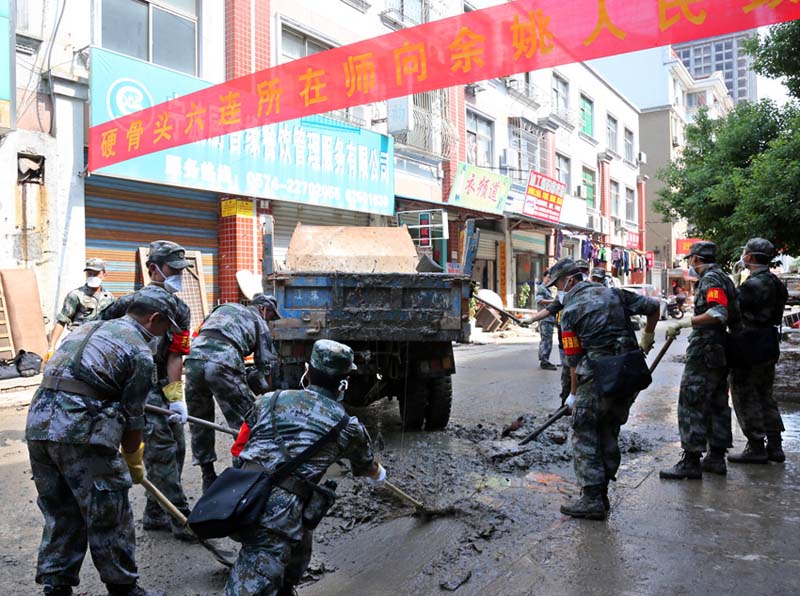 余姚大黄橋南路の江南新村社区で泥やがれきを撤去する第1集団軍の防化団兵士。