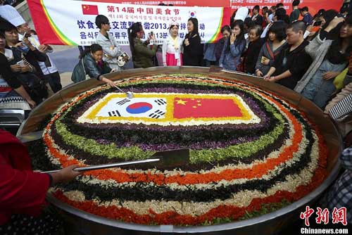 中国グルメ文化祭　超大盛りの韓国ビビンバの試食
