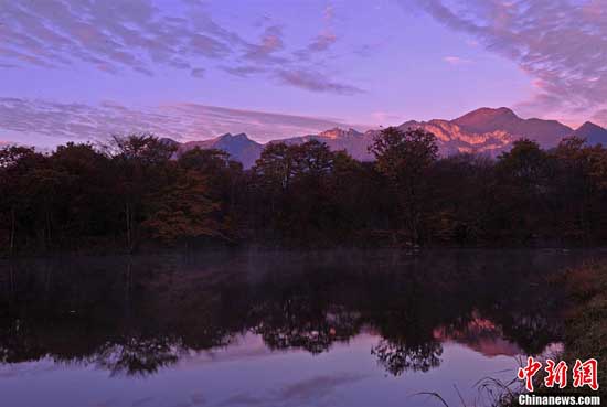 湖北省神農架の大九湖　紅色の雲を映す湖面