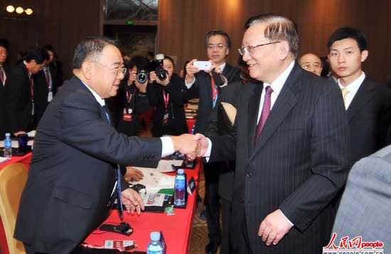 唐家セン元国務委員（中日友好協会会長）と木寺昌人駐中国大使（左）